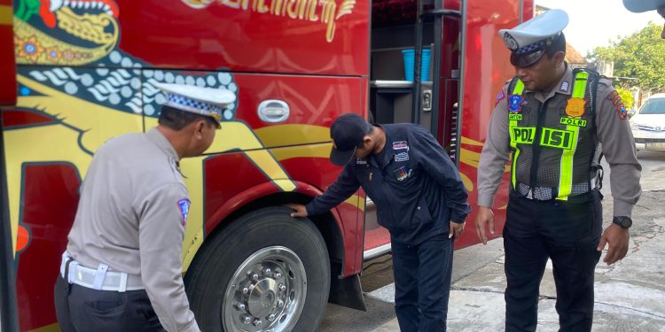Pastikan Keamanan Dan Keselamatan Giat Stady Tour TK Bayangkari Kanit Kamsel Cek Kondisi Kendaraan dan Himbau Sopir Bus
