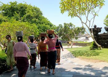 Persiapan Pujawali Di Pura Luhur Tanah Lot