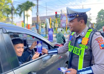 Unit Kamsel Satlantas Polres Kediri Bagikan Brosur Himbauan Sasaran Operasi Keselamatan Semeru 2024