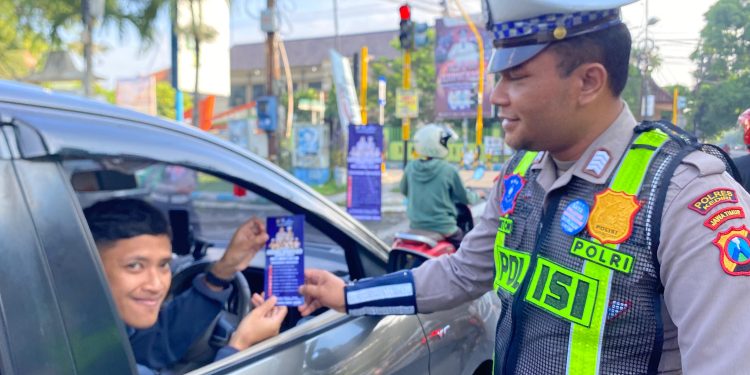 Unit Kamsel Satlantas Polres Kediri Bagikan Brosur Himbauan Sasaran Operasi Keselamatan Semeru 2024