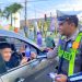 Unit Kamsel Satlantas Polres Kediri Bagikan Brosur Himbauan Sasaran Operasi Keselamatan Semeru 2024
