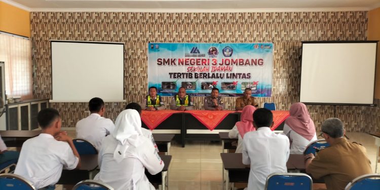 Polres Jombang Berkolaborasi dengan Guru, Edukasi Keselamatan Berlalu lintas Kepada Pelajar