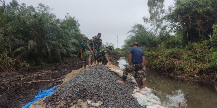 Pastikan Material Pembangunan Jembatan di Desa Sungai Badak Cukup Untuk Lelancaran Pembangunan Jembatan