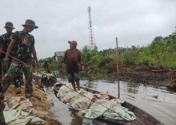 Perahu Pengangkut Material Jadi Solusi dalam Pembangunan Jembatan di Desa Sungai Badak, Mesuji