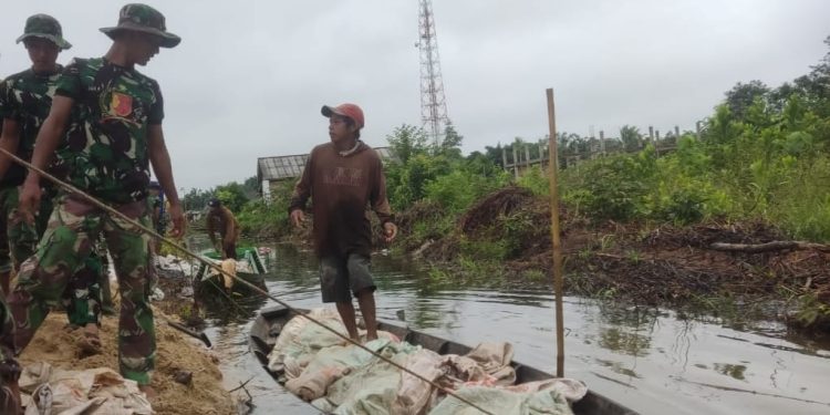 Perahu Pengangkut Material Jadi Solusi dalam Pembangunan Jembatan di Desa Sungai Badak, Mesuji