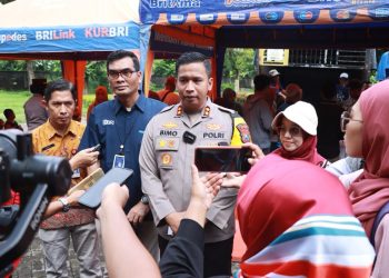 Polres Kediri bersama Bhayangkari Cabang Kediri mengadakan Pasar Murah dan produk UMKM untuk membantu meringankan beban masyarakat di tengah kenaikan harga dan kelangkaan sembako.