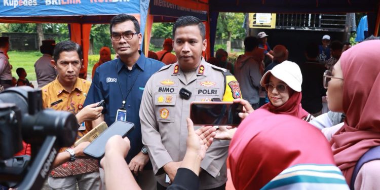Polres Kediri bersama Bhayangkari Cabang Kediri mengadakan Pasar Murah dan produk UMKM untuk membantu meringankan beban masyarakat di tengah kenaikan harga dan kelangkaan sembako.