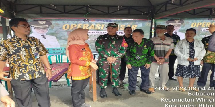 Dandim 0808/Blitar, Dampingi Bupati Blitar Pada Kegiatan Operasi Pasar
