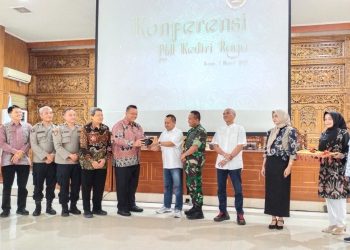 Kasubsi Penmas Polres Kediri Iptu Anang Isandy menghadiri acara pemilihan Ketua PWI Kediri raya di Gedung DPRD Kabupaten Kediri