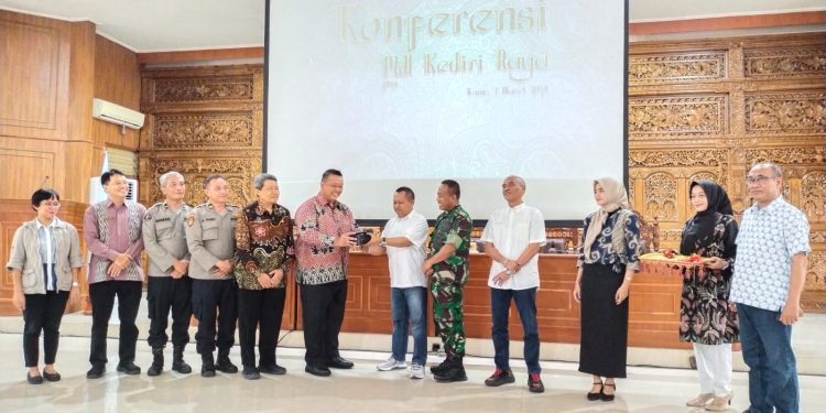 Kasubsi Penmas Polres Kediri Iptu Anang Isandy menghadiri acara pemilihan Ketua PWI Kediri raya di Gedung DPRD Kabupaten Kediri