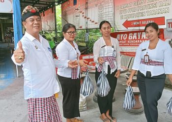 Kaupt Samsat Tabanan Peduli Bagikan Daging Menjelang Hari Raya Kepada Staf