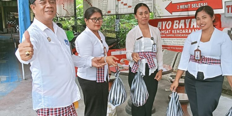 Kaupt Samsat Tabanan Peduli Bagikan Daging Menjelang Hari Raya Kepada Staf