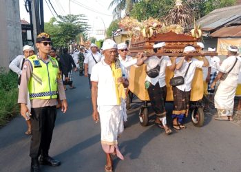 Polres Tabanan Kerahkan Bhabinkamtibmas dalam melaksanakan Pengamanan kegiatan melasti Umat Hindu Kabupaten Tabanan