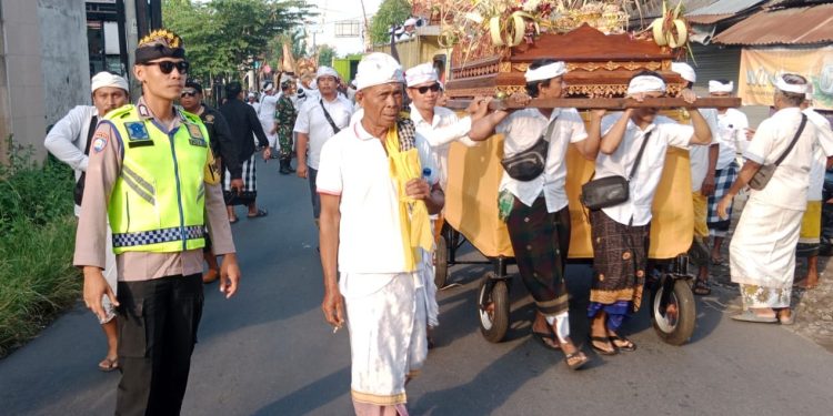 Polres Tabanan Kerahkan Bhabinkamtibmas dalam melaksanakan Pengamanan kegiatan melasti Umat Hindu Kabupaten Tabanan