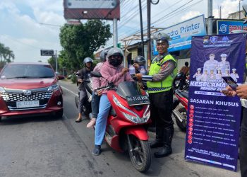 Kanit Kamsel Satlantas Polres Kediri Beserta Anggota Memberikan Himbauan Keselamatan Di Simpang Empat Jongbiru