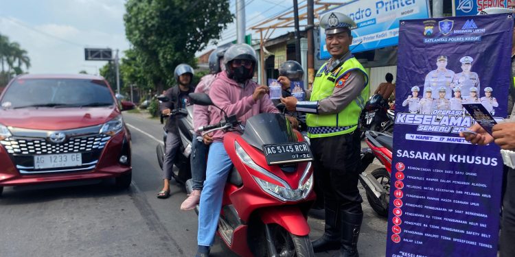 Kanit Kamsel Satlantas Polres Kediri Beserta Anggota Memberikan Himbauan Keselamatan Di Simpang Empat Jongbiru