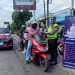 Kanit Kamsel Satlantas Polres Kediri Beserta Anggota Memberikan Himbauan Keselamatan Di Simpang Empat Jongbiru