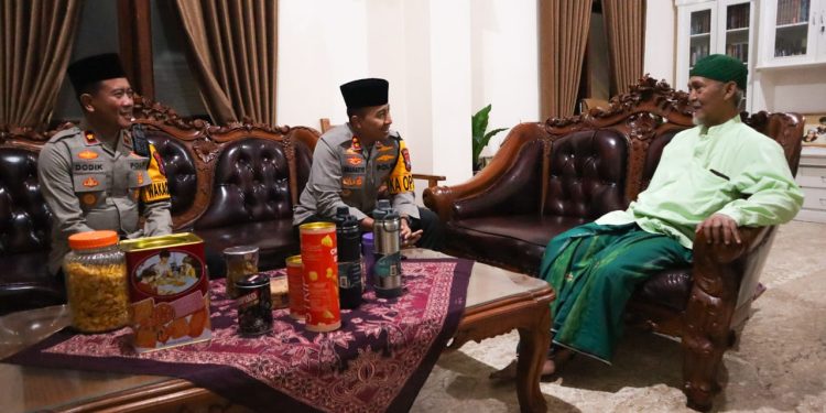 Pererat Silaturahmi, Kapolres Kediri Kota Kunjungi Pengasuh Ponpes Lirboyo