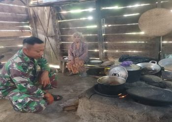 Serda Fauzi Yonif 511/DY Jadi Koki Dadakan Di TMMD Ke-119 Blitar
