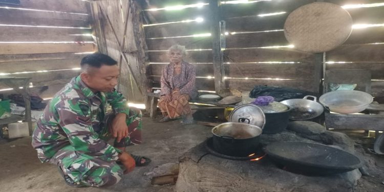 Serda Fauzi Yonif 511/DY Jadi Koki Dadakan Di TMMD Ke-119 Blitar