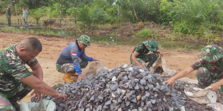 Satgas TMMD Kodim 0426/Tulang Bawang Terus Berjuang Melengsir Bahan Material untuk Pembangunan Jembatan di Desa Sungai Badak
