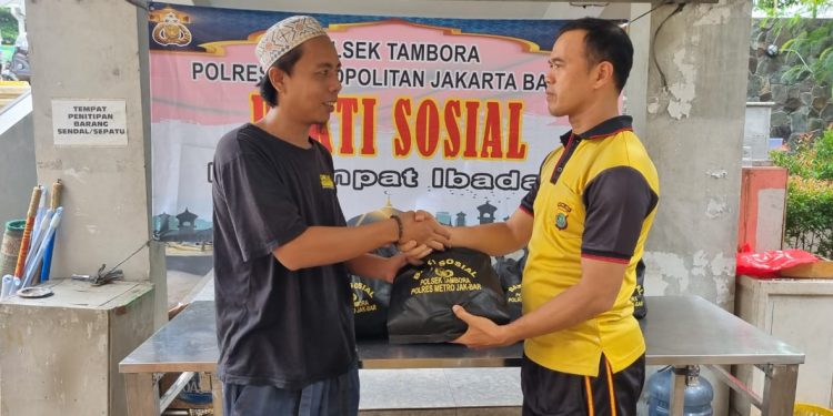 Sambut Ramadhan 1445 H, Polsek Tambora Gelar Kegiatan Bersih-Bersih Masjid