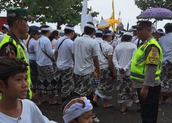 Bhabinkamtibmas Polsek Selemadeg Terjun Amankan giat melasti Warga Binaan di Pantai Soka – Selemadeg