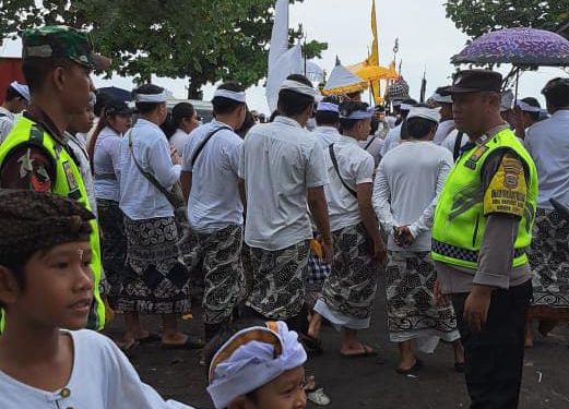 Bhabinkamtibmas Polsek Selemadeg Terjun Amankan giat melasti Warga Binaan di Pantai Soka – Selemadeg
