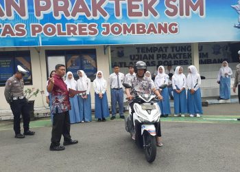 Lulus Ujian Teori dan Praktik, Polres Jombang Beri SIM Gratis Kepada 7 Pelajar