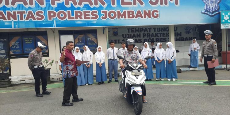 Lulus Ujian Teori dan Praktik, Polres Jombang Beri SIM Gratis Kepada 7 Pelajar