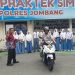 Lulus Ujian Teori dan Praktik, Polres Jombang Beri SIM Gratis Kepada 7 Pelajar
