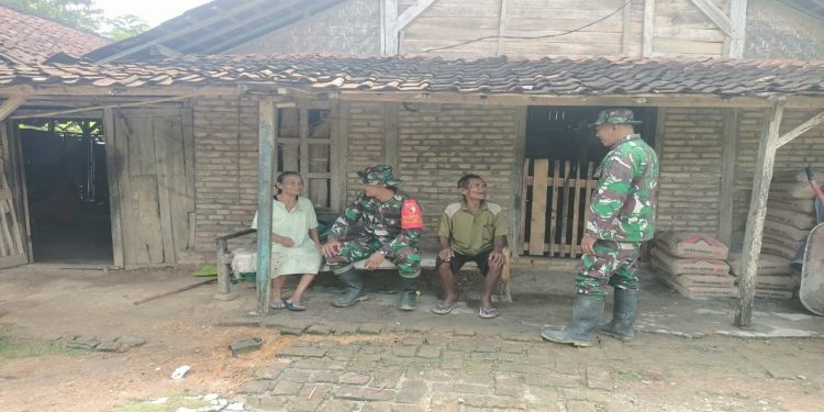 Aplikasikan Komsos, Serka Dwijo Dekatkan Hubungannya Dengan Warga Di Wilayah TMMD Ke-119