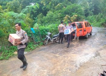 Polres Kediri Kota Bersama TNI dan BPBD Bersihkan Tanah Longsor Yang Timpa Rumah Warga Serta Beri Bantuan