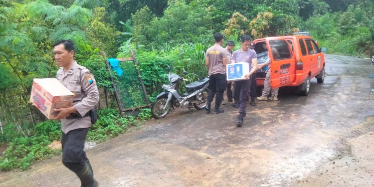 Polres Kediri Kota Bersama TNI dan BPBD Bersihkan Tanah Longsor Yang Timpa Rumah Warga Serta Beri Bantuan
