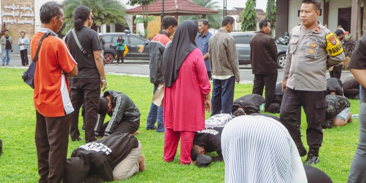 Polres Jombang Hadirkan Orang Tua Untuk Jemput Ratusan Pesilat yang Ditangkap
