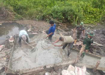 Anggota Satgas TMMD Kodim 0426/Tulang Bawang Dikerahkan untuk Mempercepat Pembangunan Jembatan