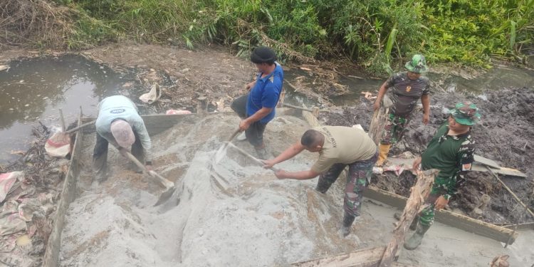 Anggota Satgas TMMD Kodim 0426/Tulang Bawang Dikerahkan untuk Mempercepat Pembangunan Jembatan