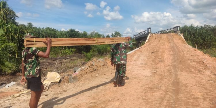 Satgas TMMD Kodim 0426/Tulang Bawang, Solidaritas dalam Membangun, Memanggul Kayu demi Jembatan Desa