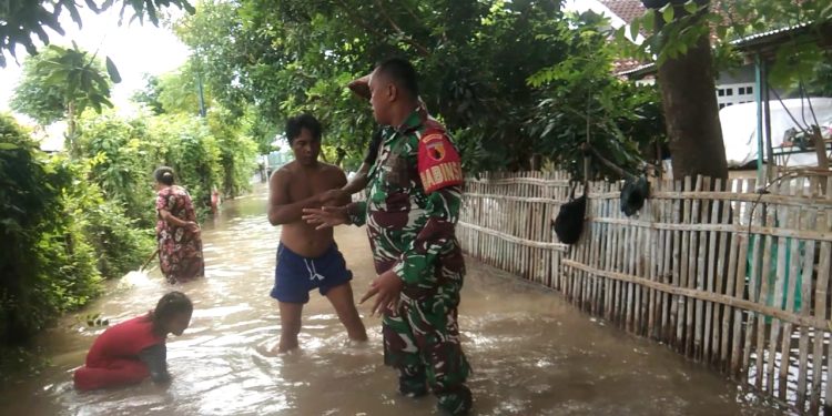 Akibat Diguyur Hujan Deras Seharian Dusun Gumok Utara Desa Gelung Kecamatan Panarukan Kabupaten Situbondo Rumah Warga Dan Sawah Warga Tergenang Banjir.