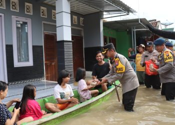 Polisi Distribusikan Ribuan Nasi Bungkus Untuk Warga di Bojonegoro Saat Banjir Belum Surut