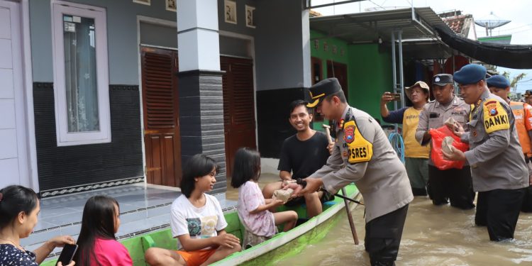 Polisi Distribusikan Ribuan Nasi Bungkus Untuk Warga di Bojonegoro Saat Banjir Belum Surut