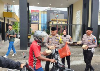Berbagi Takzil Gratis Kasat Lantas Polres Kediri Dengan Berbagi Hidup Menjadi Lebih Berarti