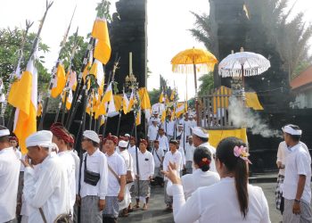 Upacara Ngebejiang Di Pura Luhur Tanah Lot