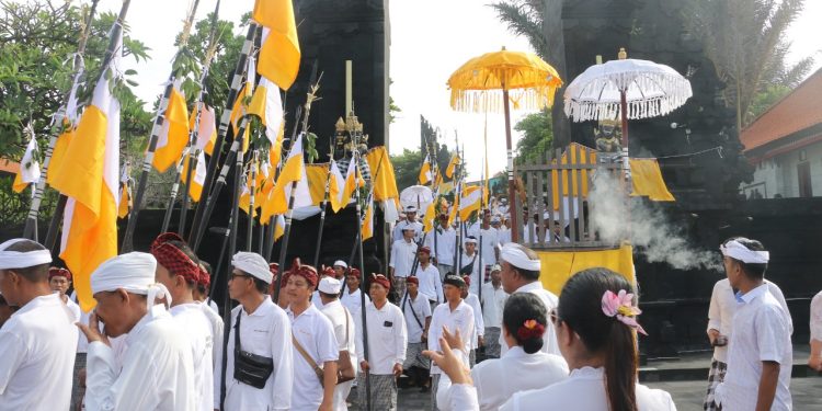 Upacara Ngebejiang Di Pura Luhur Tanah Lot