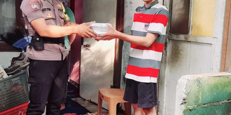 Berbagi Berkah Ramadhan: Aiptu Agus Riyanto Bagikan Makanan Buka Puasa di Slum Area