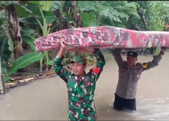 Tanggap Bencana, Polres Ngawi Bersama TNI Sigap Bantu Warga Terdampak Banjir