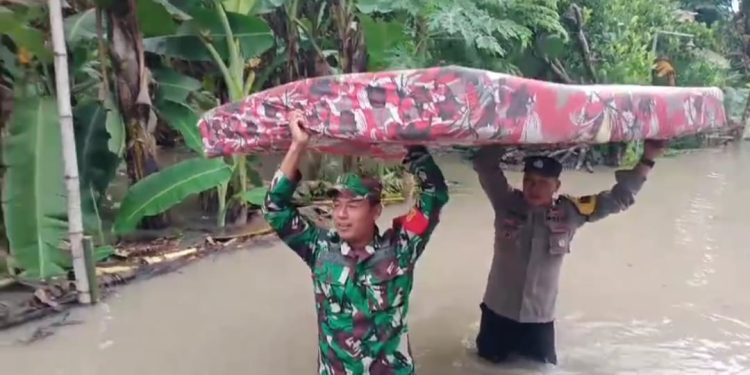 Tanggap Bencana, Polres Ngawi Bersama TNI Sigap Bantu Warga Terdampak Banjir