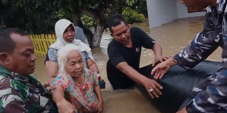 Gerak Cepat, Polisi bersama TNI dan BPBD Evakuasi Ribuan Warga Terdampak Banjir di Bangkalan