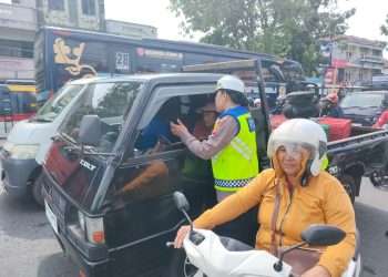 Polres Tabanan Berikan himbauan dan pembagian stiker Ops Keselamatan Agung 2024 kepada Masyarakat