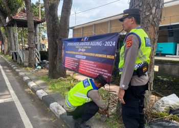 Satgas Preventif Pasang Spanduk Himbauan Ops Keselamatan Agung 2024